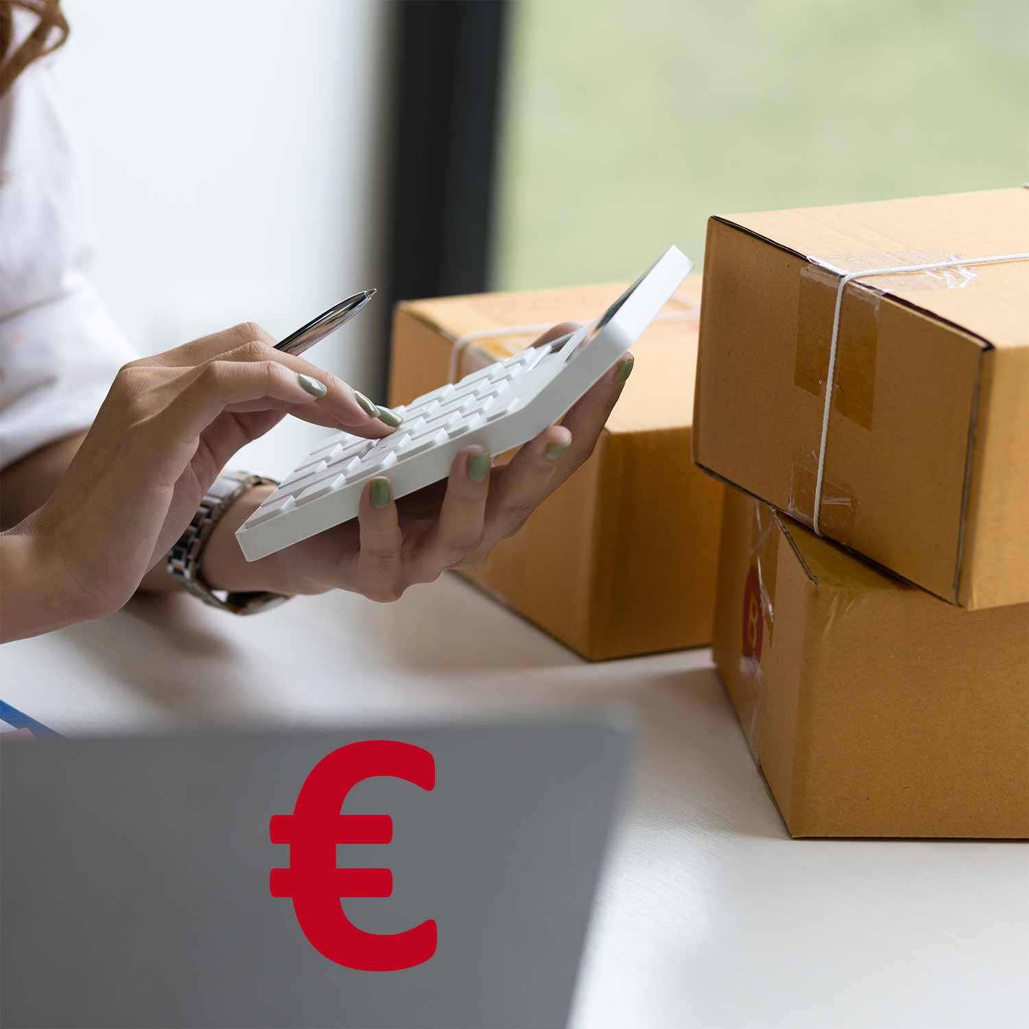 Paket, Hand mit Taschenrechner und Euro-Zeichen als Symbole f&uuml;r Paketpreise