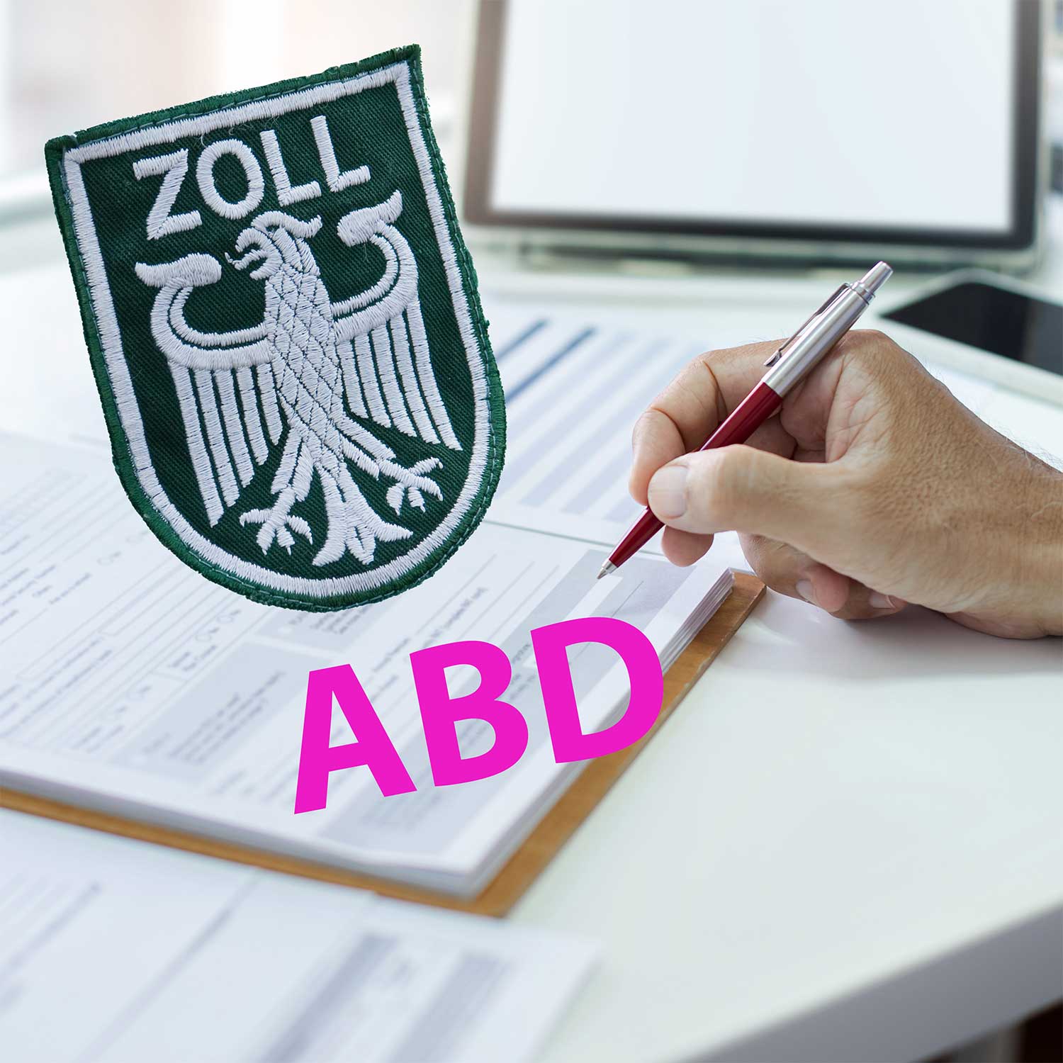 Hand unterschreibt ein ABD, im Vordrgrund Zoll-Abzeichen und Schriftzug ABD